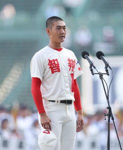 選手宣誓を行う智弁和歌山･山田主将(撮影･増田悦実)