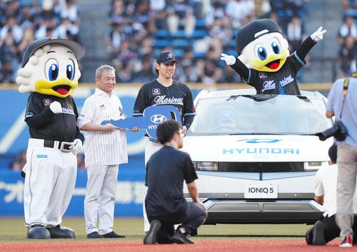 ロッテ対ソフトバンク　試合前、HYUNDAIのリリーフカーに乗って登場したロッテ高野脩(中央右)(撮影･鈴木みどり)