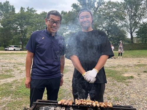 西武3軍夏合宿の美唄側のキーマンとなった村山哲二さん(左)(撮影･金子真仁)