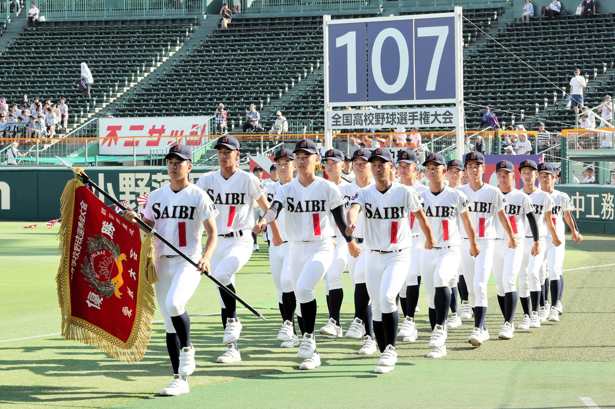 開会式で入場行進する済美の選手たち=2025年8月5日午後4時13分、阪神甲子園球場、溝脇正撮影