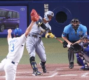 中日対阪神　8回表中日無死一、二塁、佐藤輝は逆転3点本塁打を放つ(撮影･上田博志)