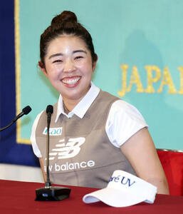 AIG全英女子オープン優勝会見に登壇し、笑顔を見せる山下(撮影･山本朝陽)