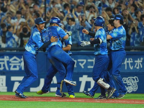 DeNA対広島　9回裏DeNA無死満塁、サヨナラの左犠飛を放ち、手荒い祝福を受ける蝦名(左から2人目)(撮影･菅敏)