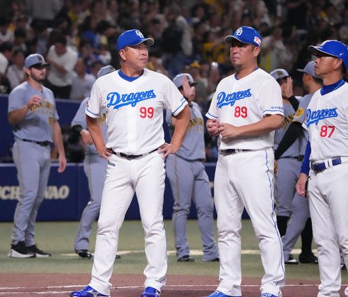 中日対阪神　試合終了、井上監督(左から2人目)はナインと共に整列する(撮影･森本幸一)