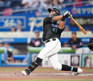 ロッテ対ソフトバンク　2回裏ロッテ無死一、三塁、先制の左越え3点本塁打を放つ山口(撮影･鈴木みどり)