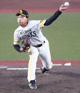 ロッテ対ソフトバンク　先発し力投するソフトバンク前田悠(撮影･鈴木みどり)