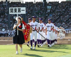 開会式で入場行進する関東第一ナイン(撮影･増田悦実)