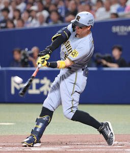 中日対阪神　8回表阪神無死一、二塁、佐藤輝は右中間に逆転本塁打を放つ(撮影･西尾就之)