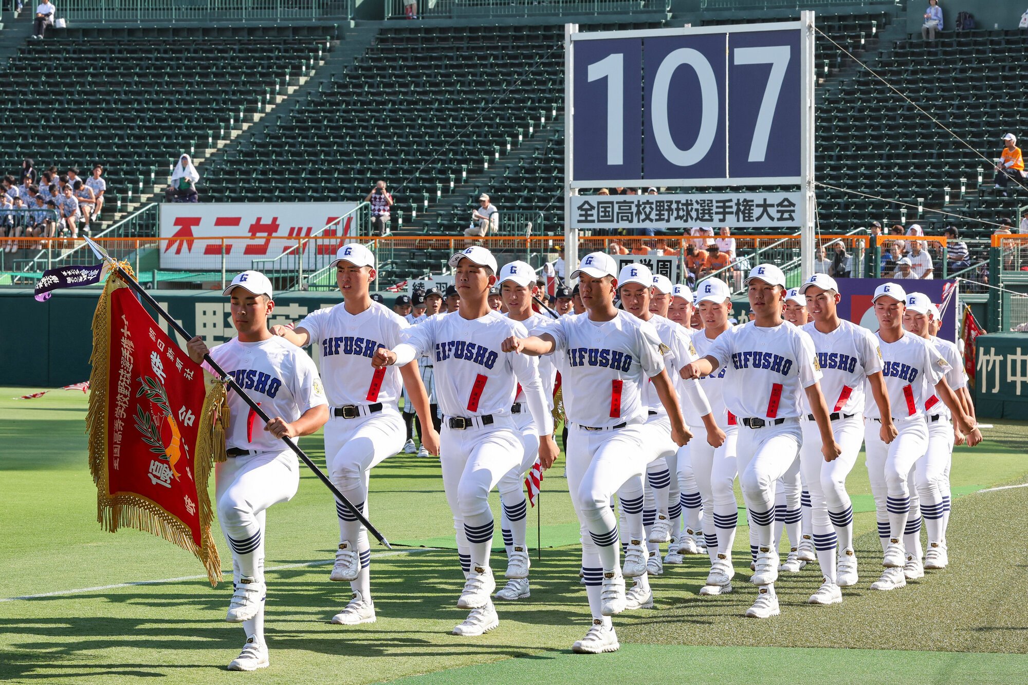 開会式で入場行進する県岐阜商の選手たち=2025年8月5日午後4時9分、阪神甲子園球場、溝脇正撮影