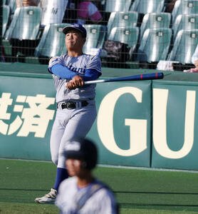 小松大谷対創成館　試合前ノックを打つ小松大谷･白井マネジャー(撮影･加藤哉)