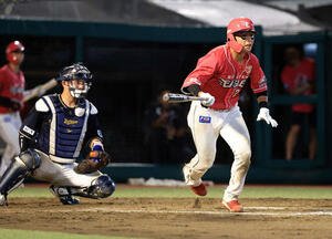 楽天対オリックス　11回裏楽天2死二塁、黒川はサヨナラ適時打を放つ(撮影･浅見桂子)