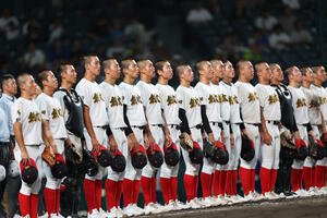 小松大谷対創成館　小松大谷に勝利し校歌斉唱する創成館ナイン(撮影･増田悦実)