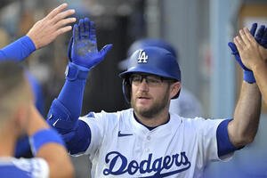 カージナルス戦の初回、ソロ本塁打を放ち、ベンチで祝福を受けるドジャースのマンシー(AP)
