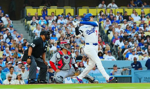 ドジャース対カージナルス　1回裏ドジャース無死、二塁打を放つ大谷(撮影･垰建太)