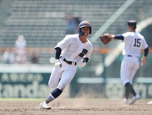 宮崎商対開星　9回表宮崎商無死一塁、左適時三塁打を放ち走塁する日高佳(撮影･増田悦実)