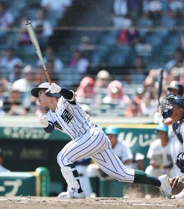 宮崎商対開星　タイブレーク10回裏開星無死満塁　犠飛を放つ前田(撮影･増田悦実)