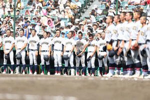 仙台育英対鳥取城北　負けが決まり悔しい表情を見せる鳥取城北ナイン(撮影･増田悦実)