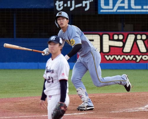 ヤクルト対阪神　2回表阪神1死、中越えに先制のソロ本塁打を放つ小幡。投手吉村(撮影･たえ見朱実)