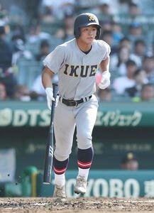 仙台育英対鳥取城北　2回表仙台育英2死、四球を選び出塁する砂(撮影･前田充)