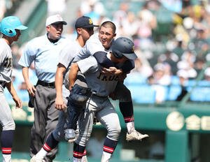 仙台育英対鳥取城北　負傷しおんぶされベンチへ戻る川尻(中央上)(撮影･増田悦実)