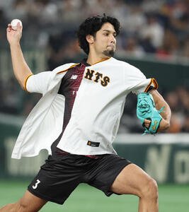 巨人対ヤクルト　ファーストピッチを行うジークスター東京の部井久アダム勇樹(撮影･野上伸悟)