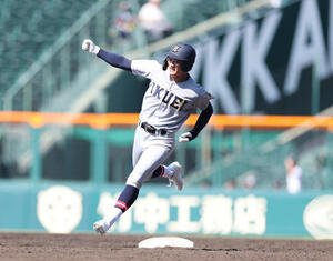 仙台育英対鳥取城北　5回表仙台育英無死、右中間越えソロ本塁打を放ちガッツポーズをする原(撮影･増田悦実)