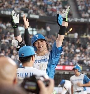 日本ハム対西武　6回裏日本ハム1死、右越え本塁打を放ちポーズをとる清宮幸(撮影･黒川智章)