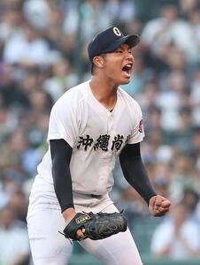 金足農対沖縄尚学　金足農に完封勝利して雄叫びをあげる沖縄尚学･末吉(撮影･白石智彦)