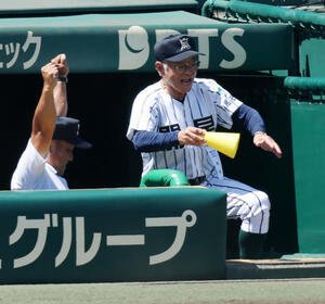 宮崎商対開星　10回裏開星無死満塁、野々村監督は前田のサヨナラ中犠飛にベンチでバンザイする(撮影･加藤哉)