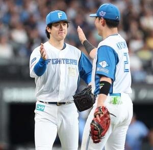 日本ハム対西武　8回表、満塁のピンチをしのぎ清宮幸(右)とタッチする北山(撮影･黒川智章)