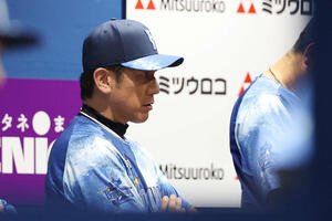DeNA対広島　厳しい表情で戦況を見つめるDeNA三浦監督(撮影･宮地輝)