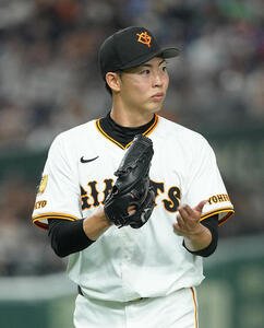 巨人対ヤクルト　4回表ヤクルト2死一、二塁、山田の打球を右翼手丸が好捕し、グラブをたたく森田(撮影･足立雅史)