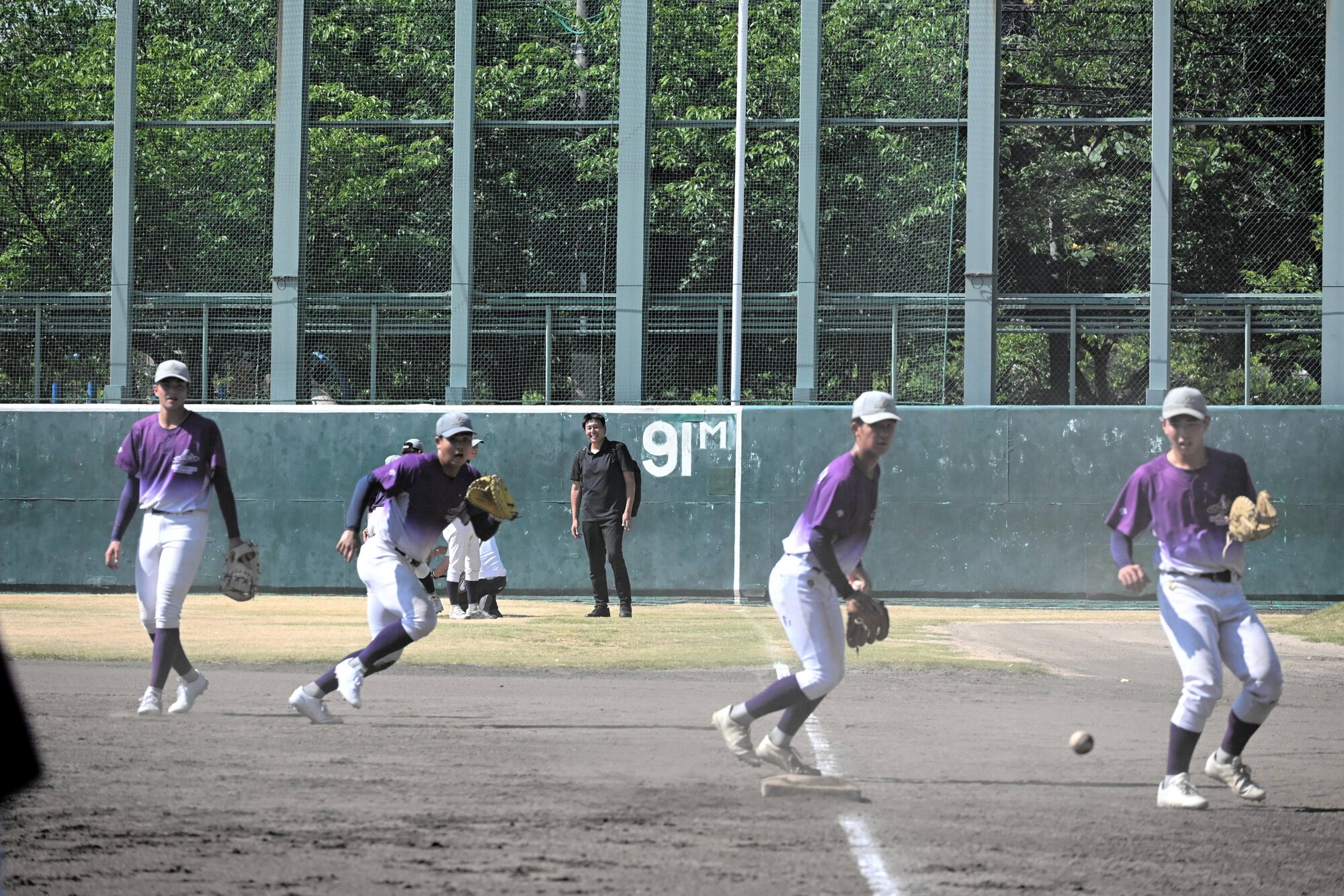 智弁和歌山戦に向け、練習に励む花巻東の選手たち=2025年8月6日午前9時16分、兵庫県西宮市、長野剛撮影