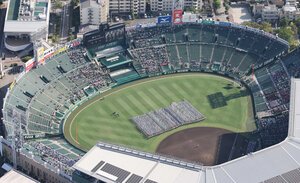 開会式で入場行進をする選手たち=2025年8月5日午後4時20分、兵庫県西宮市の阪神甲子園球場、朝日放送テレビヘリから、嶋田達也撮影