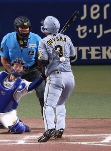 中日対阪神　10回表阪神1死満塁、大山は押し出し死球を受ける(撮影･上田博志)