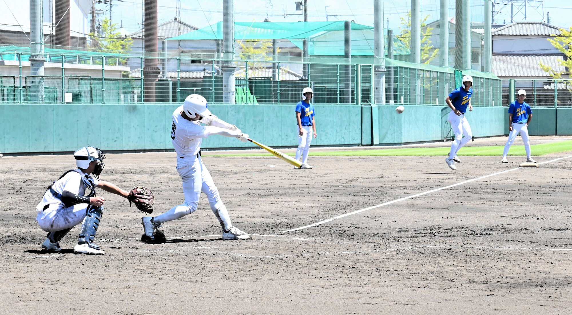 紅白戦で鋭い当たりを飛ばす県岐阜商の選手=2025年8月6日午後0時24分、大阪府貝塚市、高原敦撮影