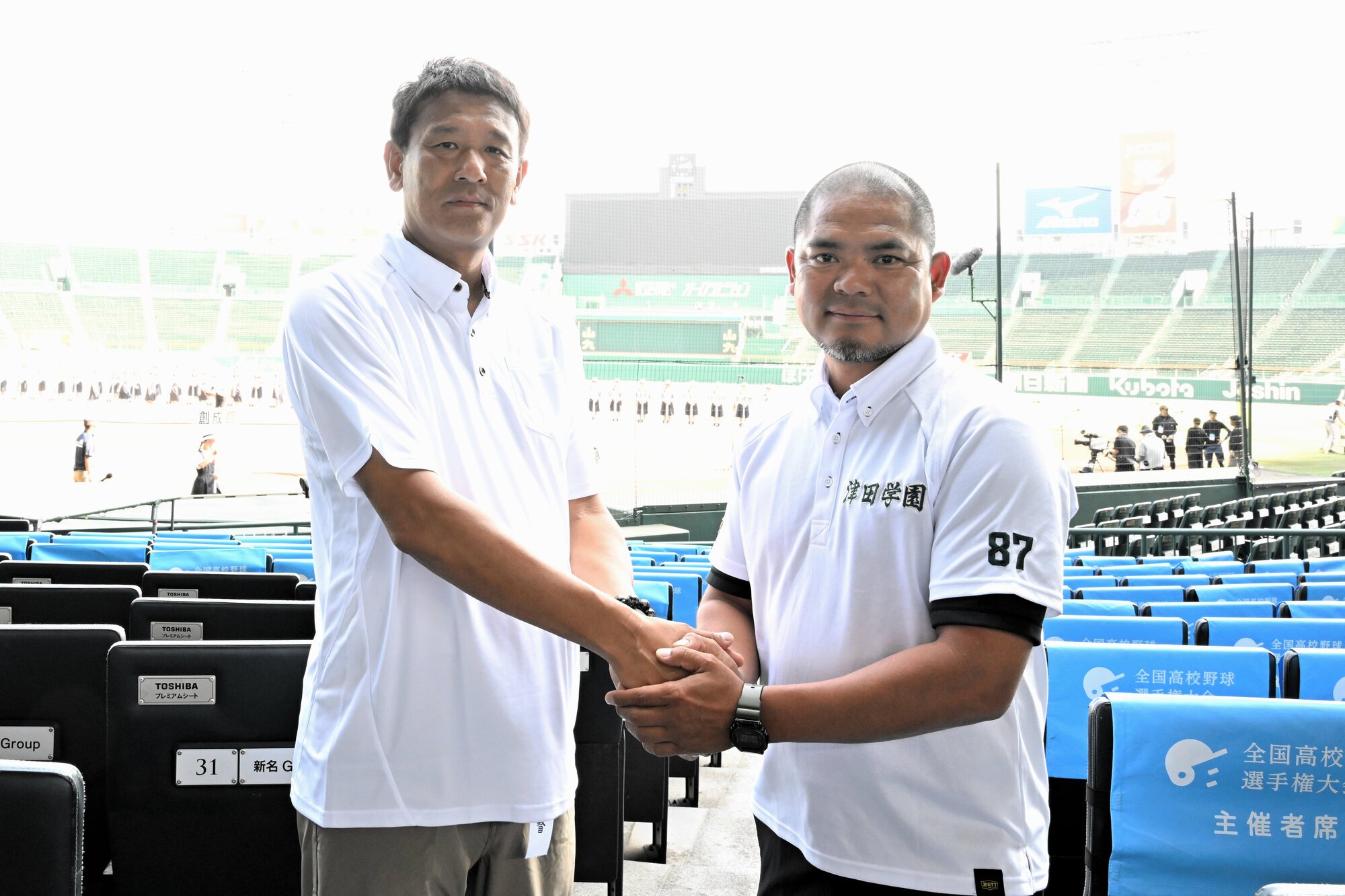 監督対談で握手を交わす叡明･中村要監督(左)と津田学園･佐川竜朗監督=2025年8月4日午後3時12分、阪神甲子園球場、恒川隼撮影