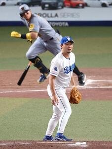 中日対阪神　8回表阪神2死三塁、藤嶋(右)は佐藤輝に同点適時打を浴びる(撮影･上田博志)