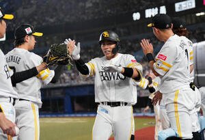 ロッテ対ソフトバンク　5回表ソフトバンク2死一、二塁、右越えに3点本塁打を放ち、タッチで迎えられる野村(中央)(撮影･菅敏)