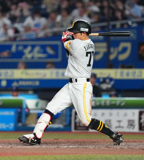ロッテ対ソフトバンク　5回表ソフトバンク2死、右前打を放つ山本(撮影･菅敏)