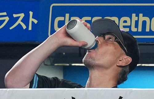 ロッテ対ソフトバンク　9回、ベンチで水分補給をするロッテ吉井監督(撮影･菅敏)