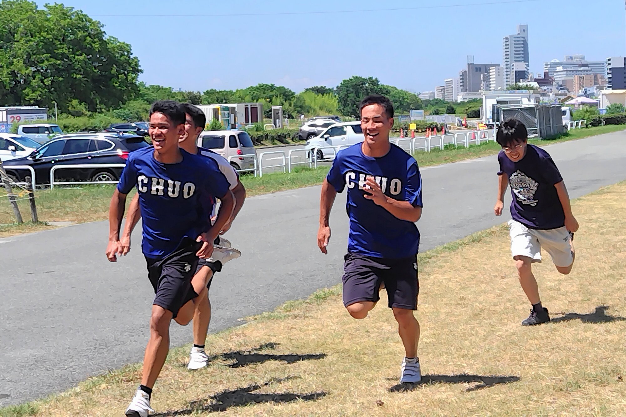 練習で往復ダッシュする豊橋中央の選手たちと記者(右)=2025年8月6日、大阪市内