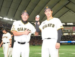 巨人対ヤクルト　プロ初勝利を挙げた巨人森田(右)は阿部監督との記念撮影に笑顔(撮影･足立雅史)