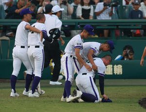 金足農対沖縄尚学　沖縄尚学に敗れ、泣き崩れる金足農･吉田(右)(撮影･藤尾明華)