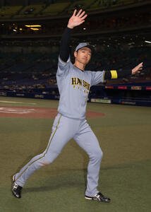 中日対阪神　決勝のホームを踏んだ阪神近本はヒーローインタビューを終え、ファンに手を振る(撮影･西尾就之)