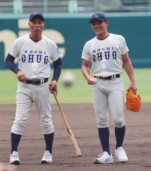 PL学園をモチーフにしたユニホーム姿の高知中央･山野監督(左)と堅田