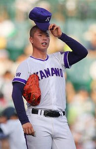 金足農対沖縄尚学　7回裏、ピンチでマウンドで帽子を取る吉田(撮影･上山淳一)