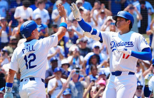 ドジャース対カージナルス　3回裏ドジャース1死二塁、メジャー通算1000安打となる2点本塁打を放ち盛り上がるファンの中、コール(左)とタッチを交わす大谷(撮影･垰建太)