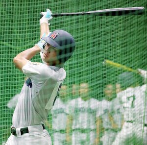 室内で打撃練習を行う横浜･阿部葉(撮影･加藤哉)