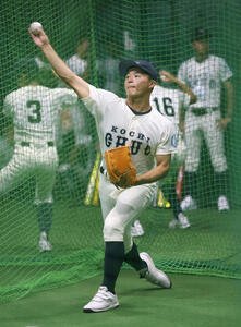 雨天中止となり、室内練習場で投球練習する堅田(撮影･増田悦実)